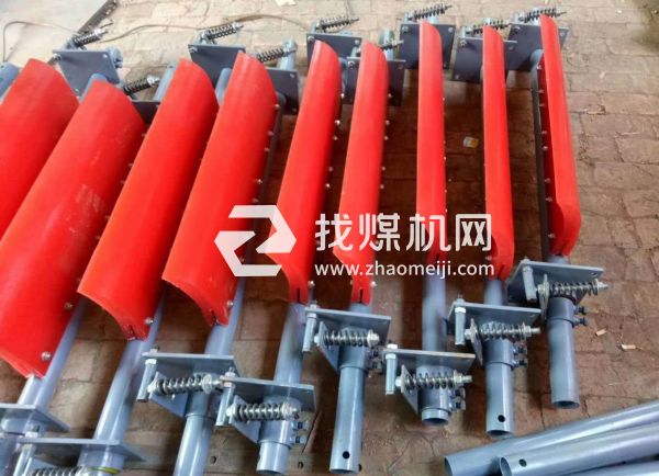 皮帶輸送機頭部清掃器，固達(dá)利聚氨酯清掃器廠家，攪拌站專用皮帶清掃器